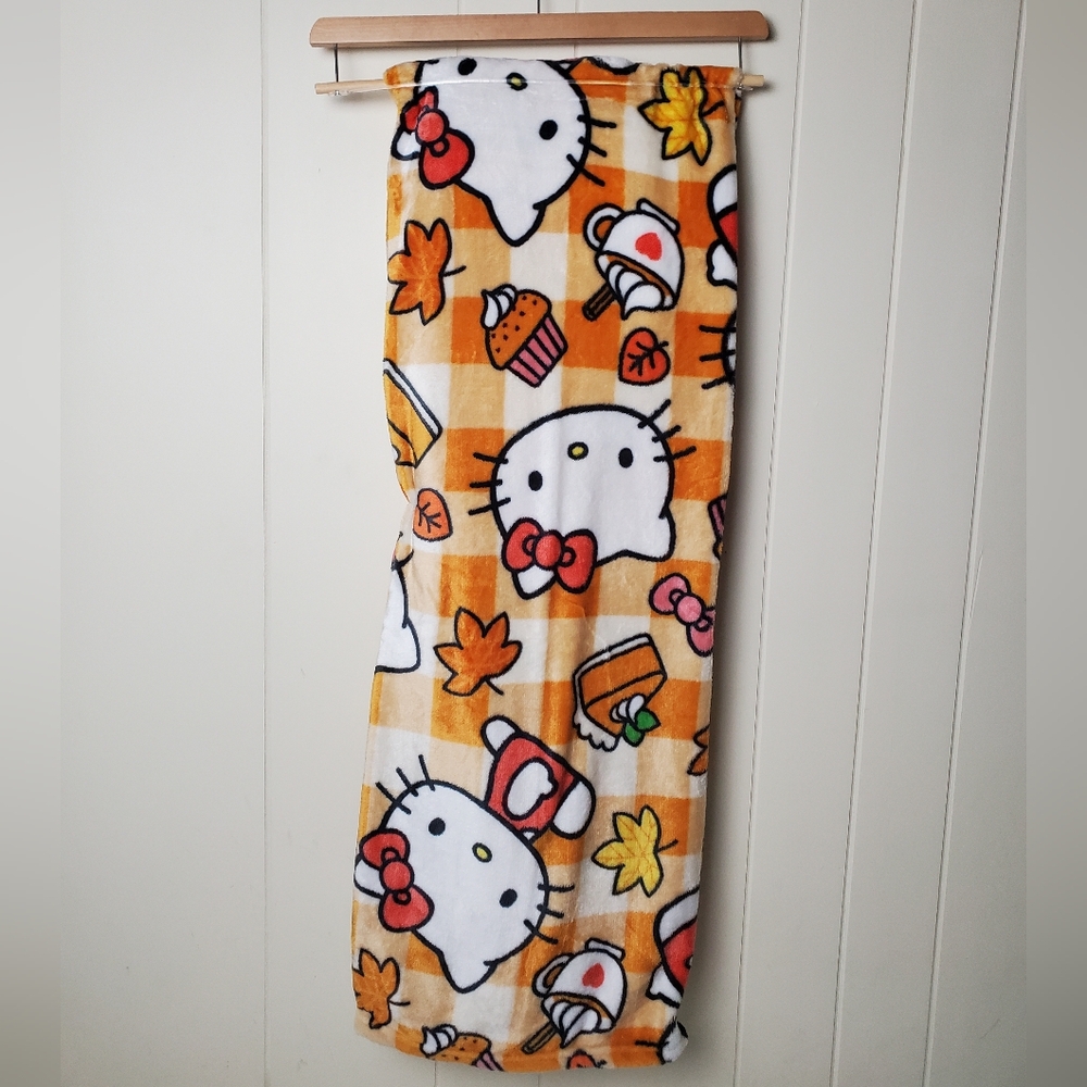 HELLO KITTY Fall Graham Latte Throw Blanket - Picture 2 of 4